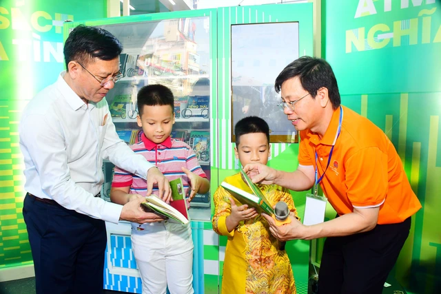 Khám phá ATM lì xì sách tại Đường sách Tết Bính Ngọ- Ảnh 1.