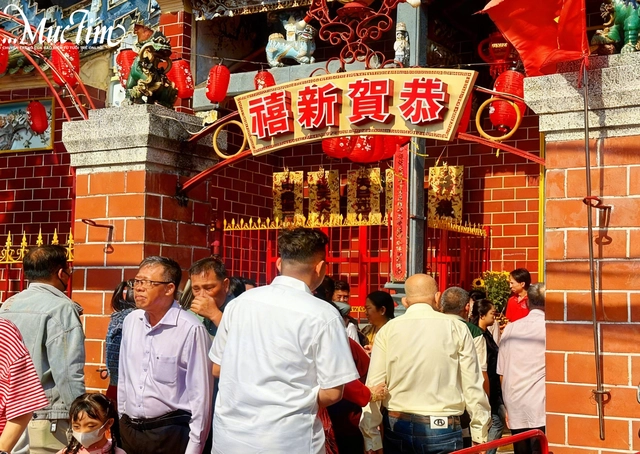 Sáng mùng 1 Tết Bính Ngọ, người trẻ đi lễ chùa, cầu may mắn, bình an năm mới- Ảnh 1.