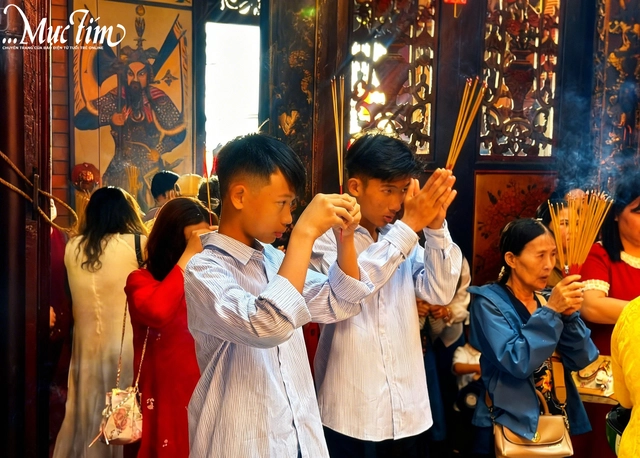 Sáng mùng 1 Tết Bính Ngọ, người trẻ đi lễ chùa, cầu may mắn, bình an năm mới- Ảnh 2.