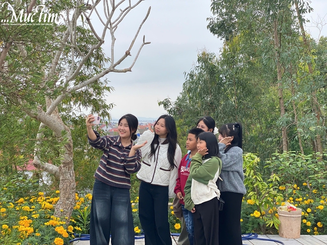 Người người xúng xính du xuân mùng 1 Tết- Ảnh 1.