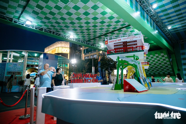 Music, color, books delight foreign visitors at Ho Chi Minh City’s Tet Book Street Festival - Ảnh 2.