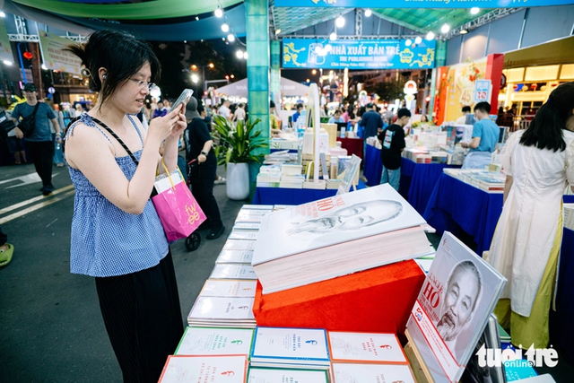 Music, color, books delight foreign visitors at Ho Chi Minh City’s Tet Book Street Festival - Ảnh 3.