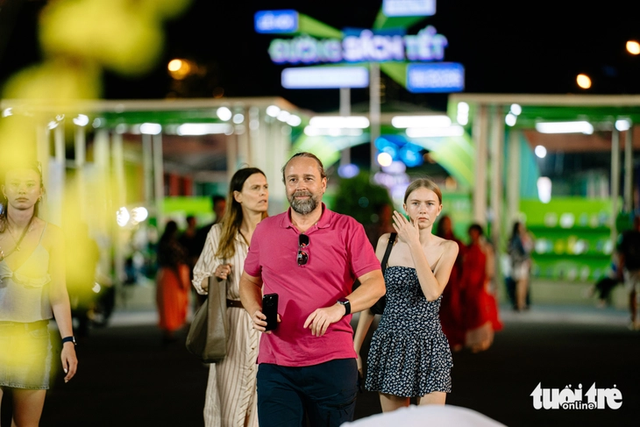 Music, color, books delight foreign visitors at Ho Chi Minh City’s Tet Book Street Festival - Ảnh 4.