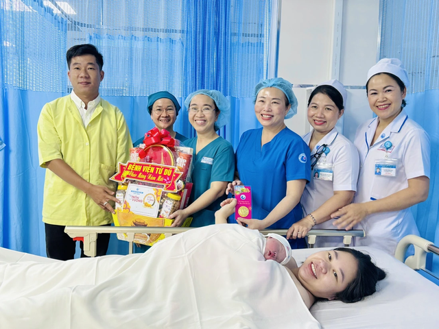 Gold gifts greet 5 babies born at Tet midnight at Ho Chi Minh City hospital - Ảnh 2.