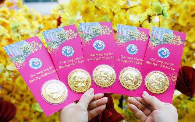 Gold gifts greet 5 babies born at Tet midnight at Ho Chi Minh City hospital - Ảnh 4.
