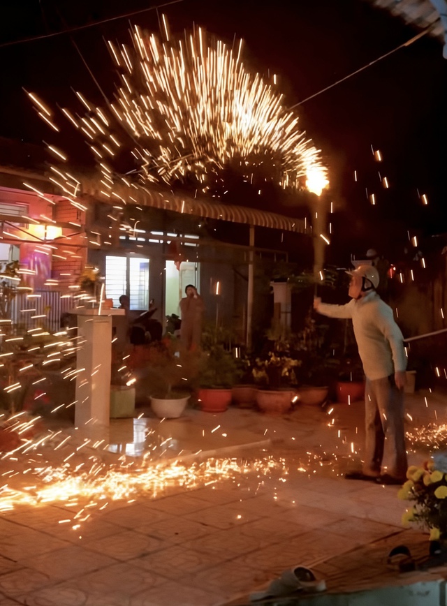 Pháo tự chế từ bùi nhùi thép: đẹp mắt nhưng tiềm ẩn hiểm họa- Ảnh 1.