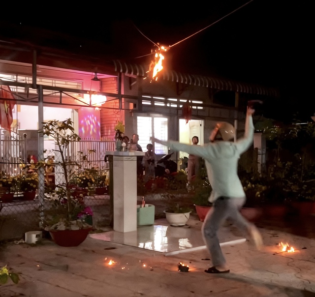 Pháo tự chế từ bùi nhùi thép: đẹp mắt nhưng tiềm ẩn hiểm họa- Ảnh 3.