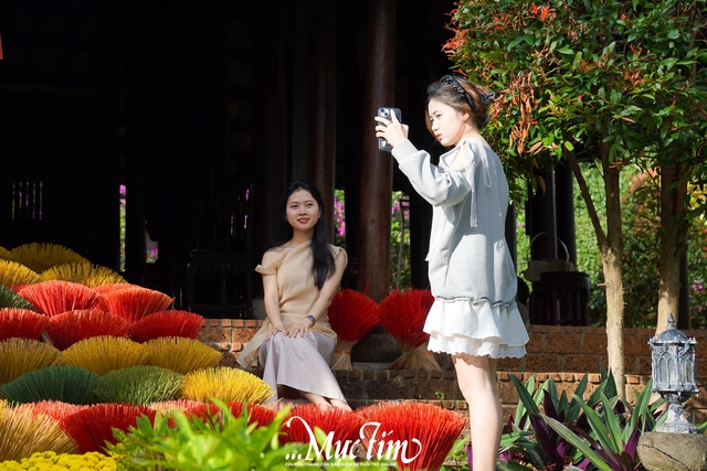 Cánh đồng hoa ở Đắk Lắk có gì khiến các 'nàng thơ' chen chúc check-in dịp Tết này?- Ảnh 10.