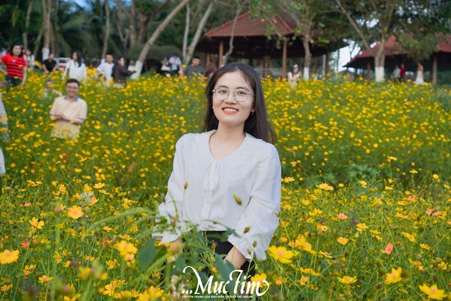 Cánh đồng hoa ở Đắk Lắk có gì khiến các 'nàng thơ' chen chúc check-in dịp Tết này?- Ảnh 4.