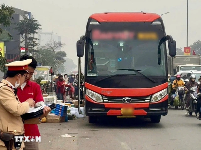 21-seater bus driver, owner fined over $8,000 for exceeding passenger capacity in Vietnam - Ảnh 1.