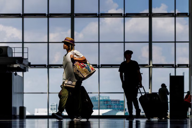 Canada revises express entry immigration rules, adds military roles - Ảnh 1.