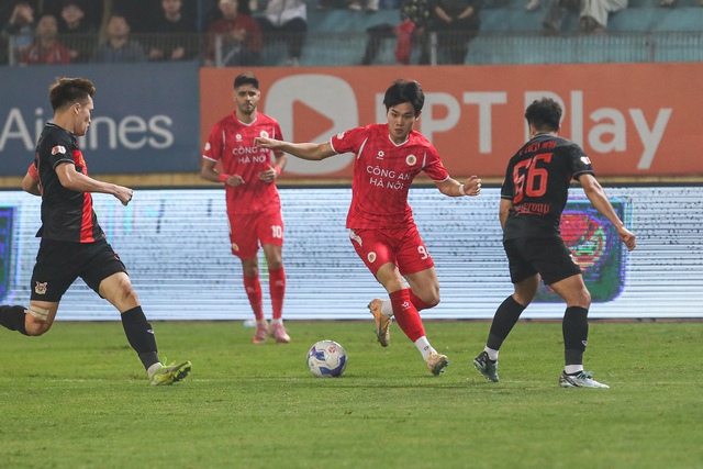 Vietnam’s Dinh Bac receives Asian U23 Golden Boot as late goal ruled out in V.League 1 win- Ảnh 6.