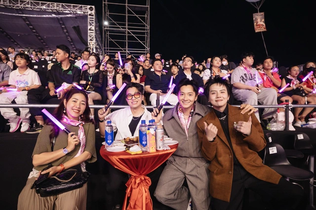 Hòa Minzy khiến khán giả thót tim vì đu dây không đeo đai an toàn- Ảnh 6. Hòa Minzy khiến khán giả thót tim vì đu dây không đeo đai an toàn- Ảnh 6.