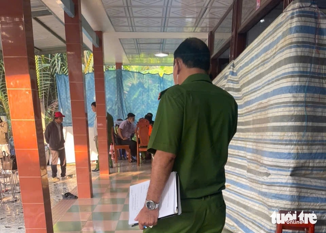 2 dead, 3 hospitalized after drinking herbal liquor in Vietnam- Ảnh 1.