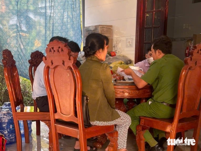 2 dead, 3 hospitalized after drinking herbal liquor in Vietnam- Ảnh 2.