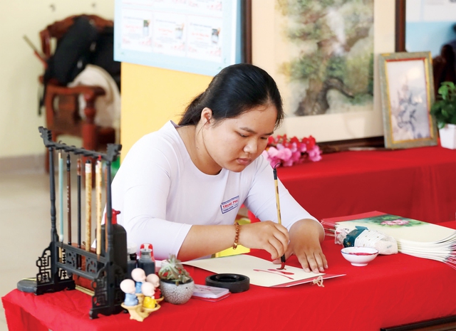 Gặp gỡ cô bạn yêu thư pháp và khởi nghiệp kinh doanh với bánh mì- Ảnh 1.