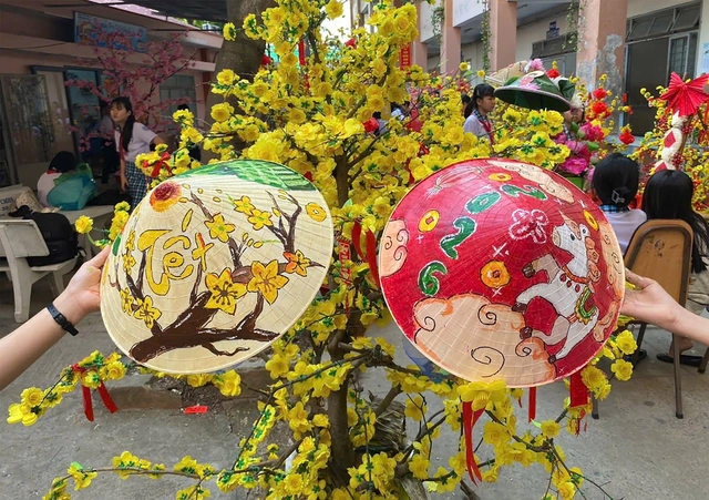 Mang ngay sắc xuân đến đây cho trường tui - Ảnh 2.