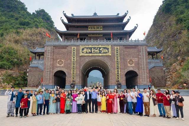 Vietnam’s Ninh Binh welcomes 230,000 international visitors during Lunar New Year holiday- Ảnh 1.