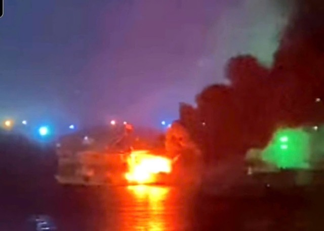 Tourist boat anchored off Vietnam's Phu Quoc suddenly catches fire, spreads to fish raft- Ảnh 1. Tourist boat anchored off Vietnam's Phu Quoc suddenly catches fire, spreads to fish raft- Ảnh 1.