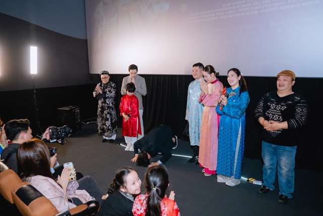 Lotte Entertainment Vietnam CEO kneels, bows at Hanoi event to seek support for ‘Mui Pho’ - Ảnh 1.