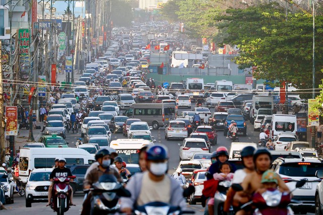 Beaches packed, hotels fully booked in Vung Tau on third day of Lunar New Year- Ảnh 2.