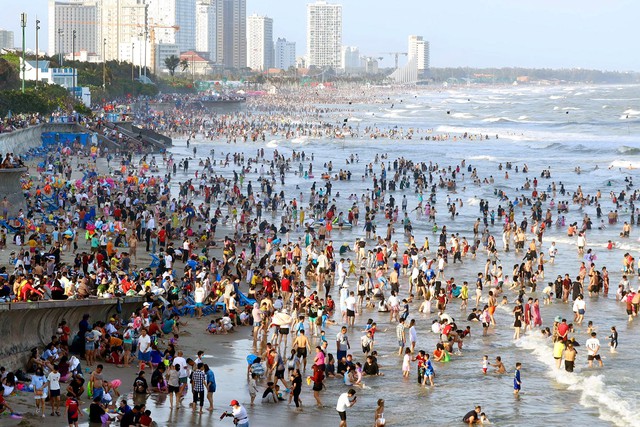 Beaches packed, hotels fully booked in Vung Tau on third day of Lunar New Year- Ảnh 1.