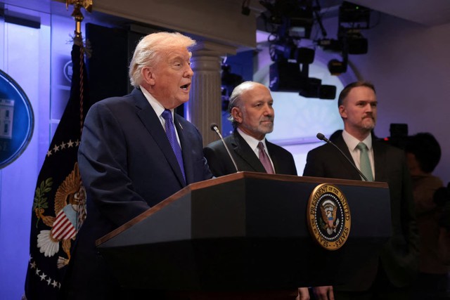 Trump pivots to new 10% global tariff, new probes after Supreme Court setback - Ảnh 1. Trump pivots to new 10% global tariff, new probes after Supreme Court setback - Ảnh 1.