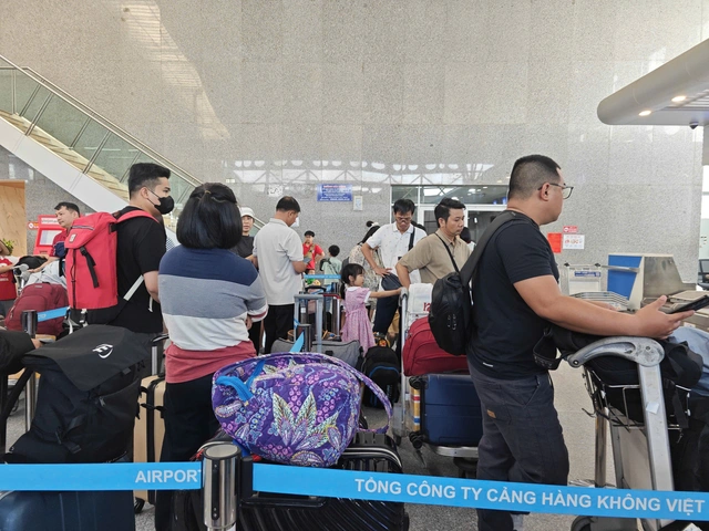 Ho Chi Minh City airport sets 10-year passenger record on 4th day of Tet- Ảnh 2. Ho Chi Minh City airport sets 10-year passenger record on 4th day of Tet- Ảnh 2.