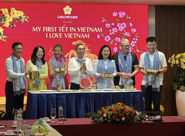Ho Chi Minh City welcomes international visitors with lucky money, calligraphy for Tet- Ảnh 1.