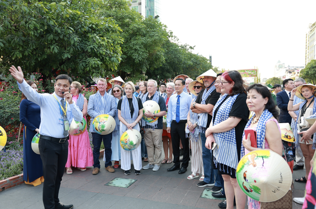 Ho Chi Minh City welcomes international visitors with lucky money, calligraphy for Tet- Ảnh 2.