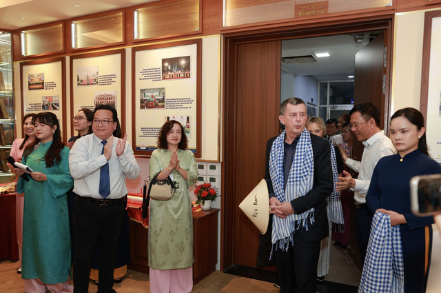 Ho Chi Minh City welcomes international visitors with lucky money, calligraphy for Tet- Ảnh 4.