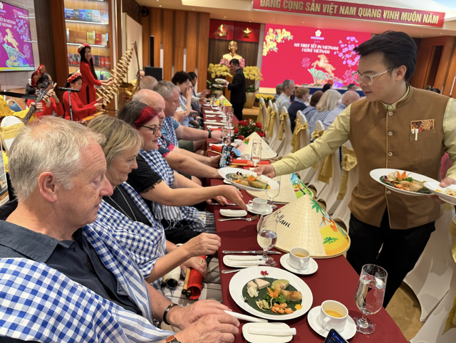 Ho Chi Minh City welcomes international visitors with lucky money, calligraphy for Tet- Ảnh 5.