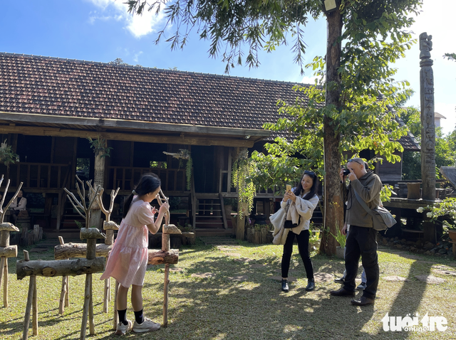 Foreign tourists visit villages, experience farmwork in Vietnam's Central Highlands - Ảnh 1.