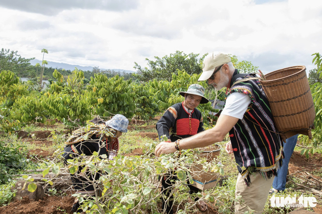 Foreign tourists visit villages, experience farmwork in Vietnam's Central Highlands - Ảnh 3.