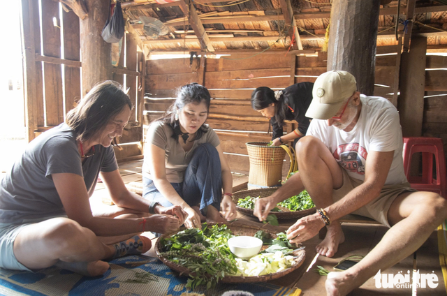 Foreign tourists visit villages, experience farmwork in Vietnam's Central Highlands - Ảnh 4.