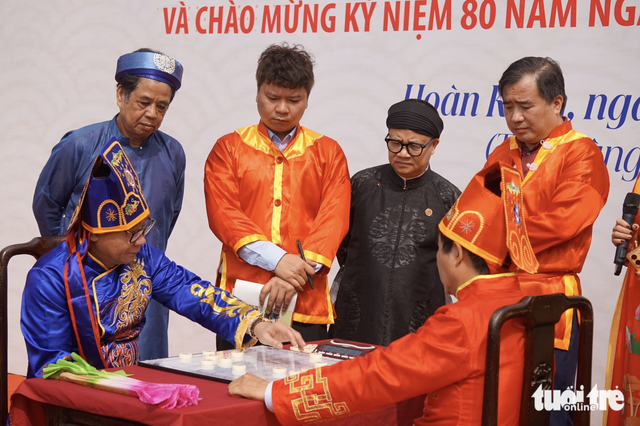 Human Chinese chess debuts in Hanoi, draws Tet holiday crowds- Ảnh 1. Human Chinese chess debuts in Hanoi, draws Tet holiday crowds- Ảnh 1.