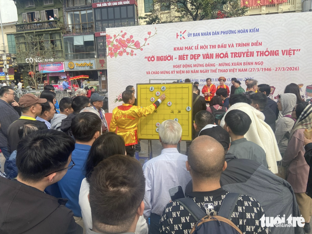 Human Chinese chess debuts in Hanoi, draws Tet holiday crowds- Ảnh 2. Human Chinese chess debuts in Hanoi, draws Tet holiday crowds- Ảnh 2.