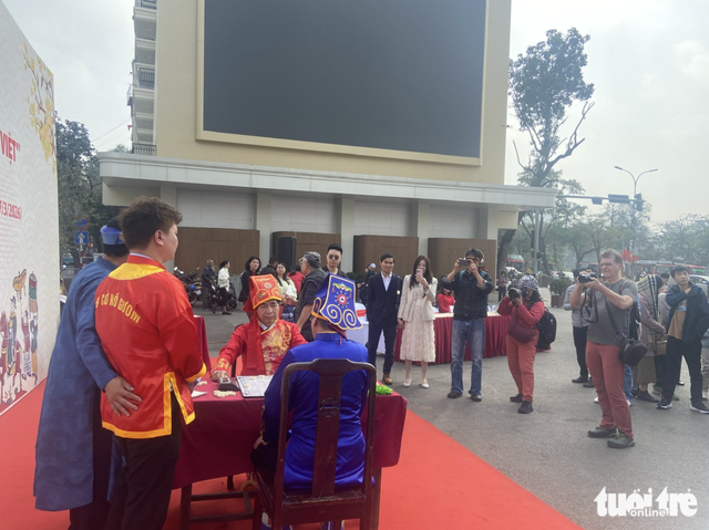 Human Chinese chess debuts in Hanoi, draws Tet holiday crowds- Ảnh 3. Human Chinese chess debuts in Hanoi, draws Tet holiday crowds- Ảnh 3.