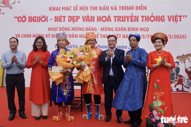 Human Chinese chess debuts in Hanoi, draws Tet holiday crowds- Ảnh 4. Human Chinese chess debuts in Hanoi, draws Tet holiday crowds- Ảnh 4.