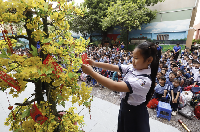 Nearly 2.6 million Ho Chi Minh City students return to school after Tet - Ảnh 5.