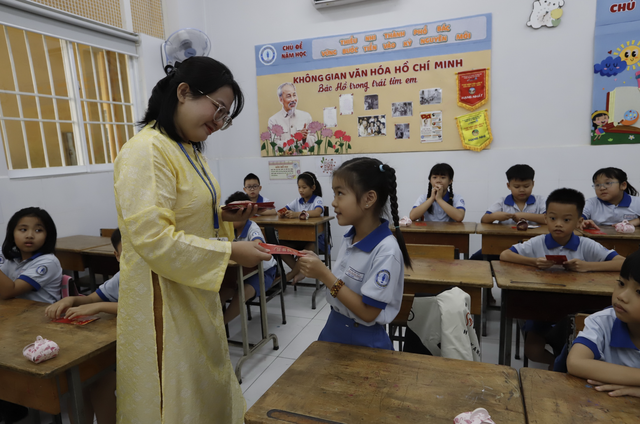 Nearly 2.6 million Ho Chi Minh City students return to school after Tet - Ảnh 6.
