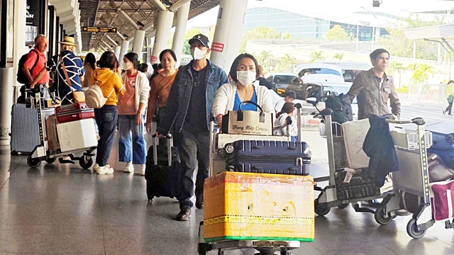Air tickets to Ho Chi Minh City remain scarce, expensive after Tet- Ảnh 1. Air tickets to Ho Chi Minh City remain scarce, expensive after Tet- Ảnh 1.