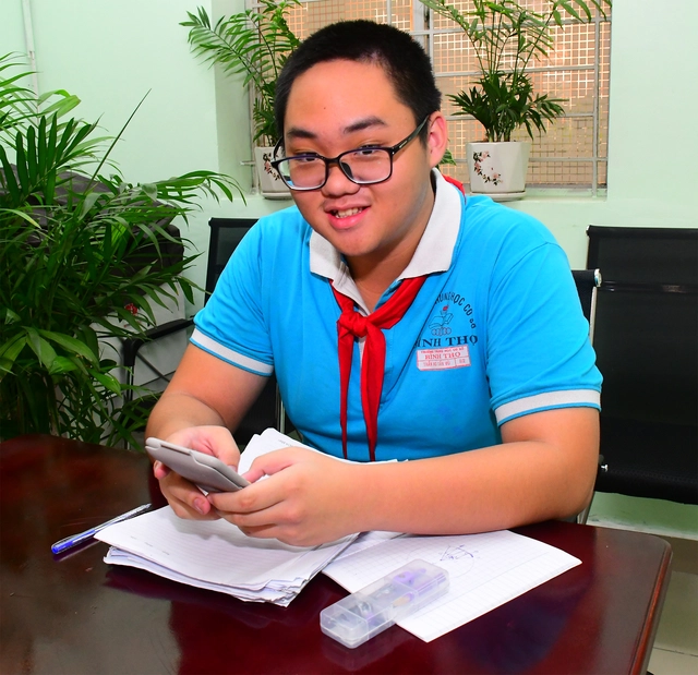 Cậu bạn "nhún nhảy" trên máy tính cầm tay - Ảnh 1.