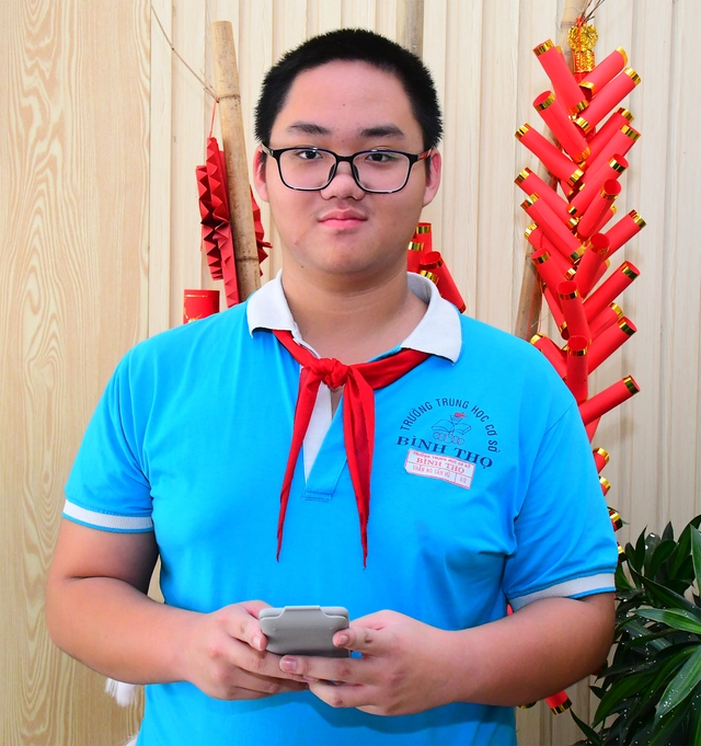 Cậu bạn "nhún nhảy" trên máy tính cầm tay - Ảnh 2.