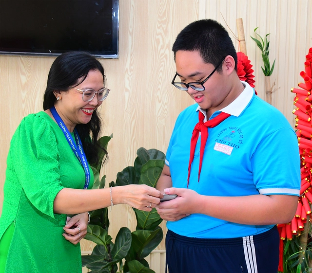 Cậu bạn "nhún nhảy" trên máy tính cầm tay - Ảnh 4.