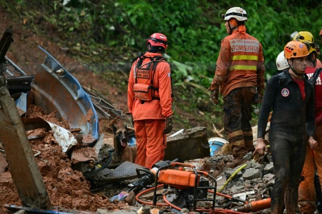 Rescuers search for missing after deluge kills 30 in Brazil - Ảnh 3. Rescuers search for missing after deluge kills 30 in Brazil - Ảnh 3.