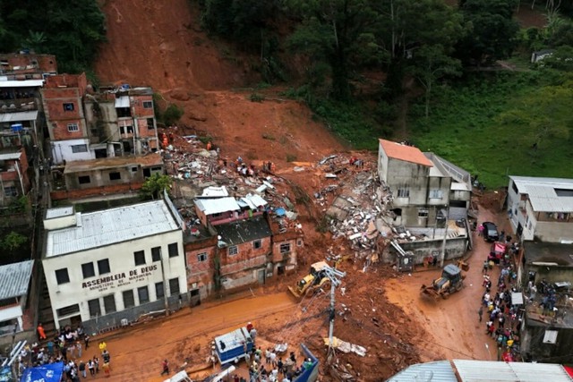 Rescuers search for missing after deluge kills 30 in Brazil - Ảnh 2. Rescuers search for missing after deluge kills 30 in Brazil - Ảnh 2.