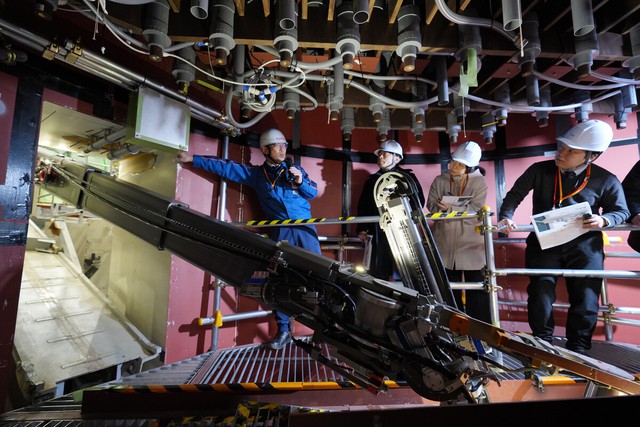 TEPCO unveils new robot arm for nuclear debris removal - Ảnh 1.