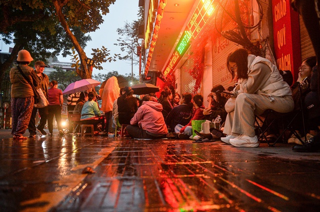 Vietnamese line up in rain to buy gold ahead of God of Wealth Day- Ảnh 2.