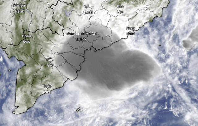 Unseasonal rain hits Ho Chi Minh City, southern Vietnam- Ảnh 1.